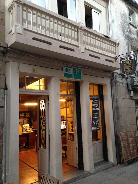 Albergue Los Blasones Sarria Bagian luar foto