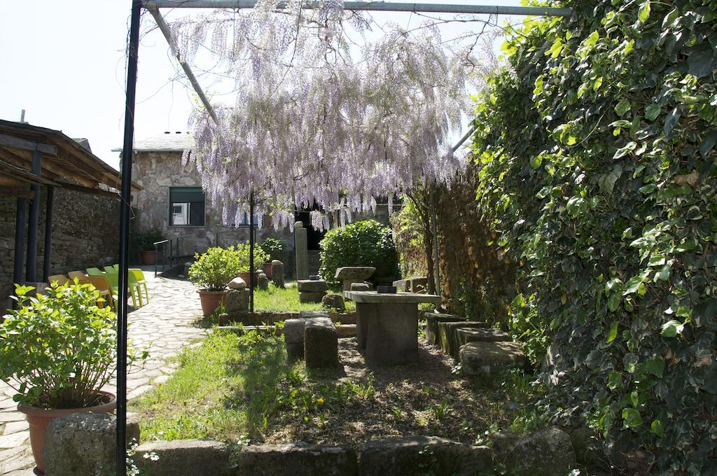 Albergue Los Blasones Sarria Bagian luar foto