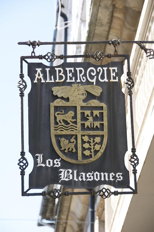 Albergue Los Blasones Sarria Bagian luar foto