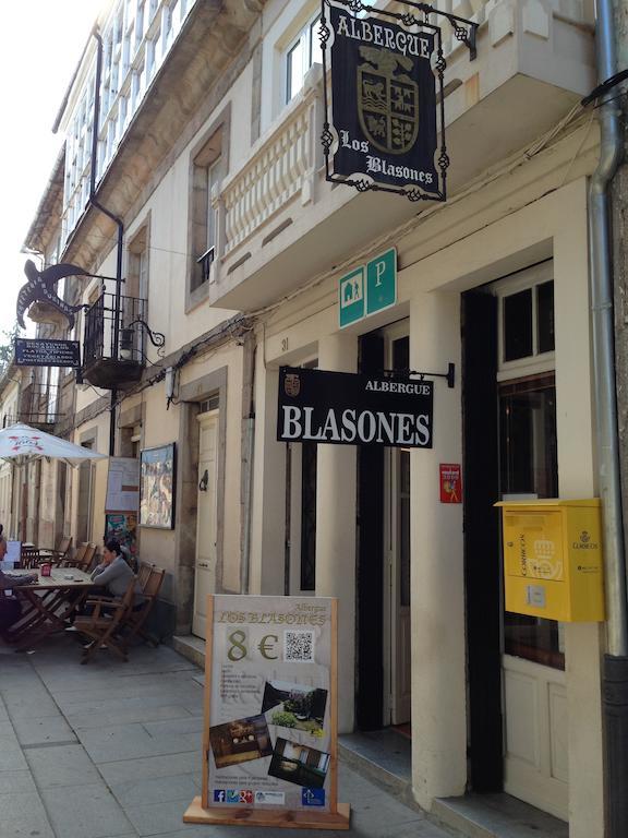 Albergue Los Blasones Sarria Bagian luar foto