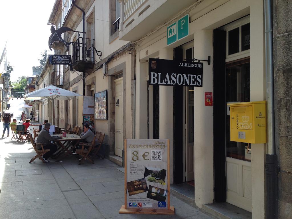 Albergue Los Blasones Sarria Bagian luar foto