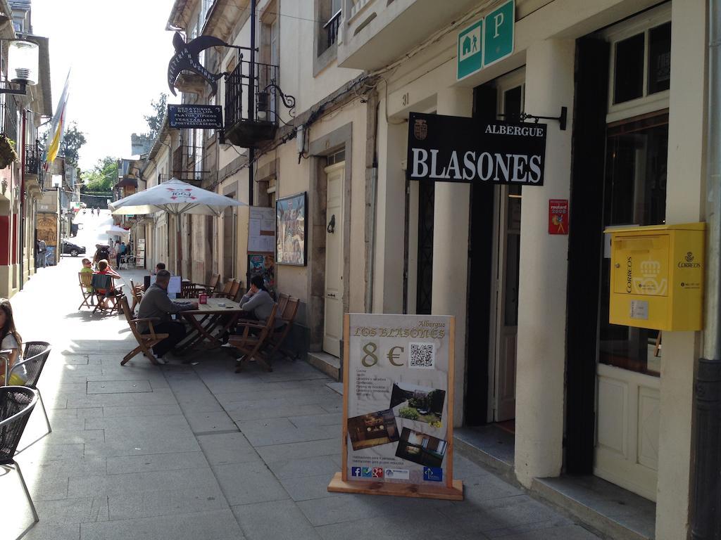 Albergue Los Blasones Sarria Bagian luar foto